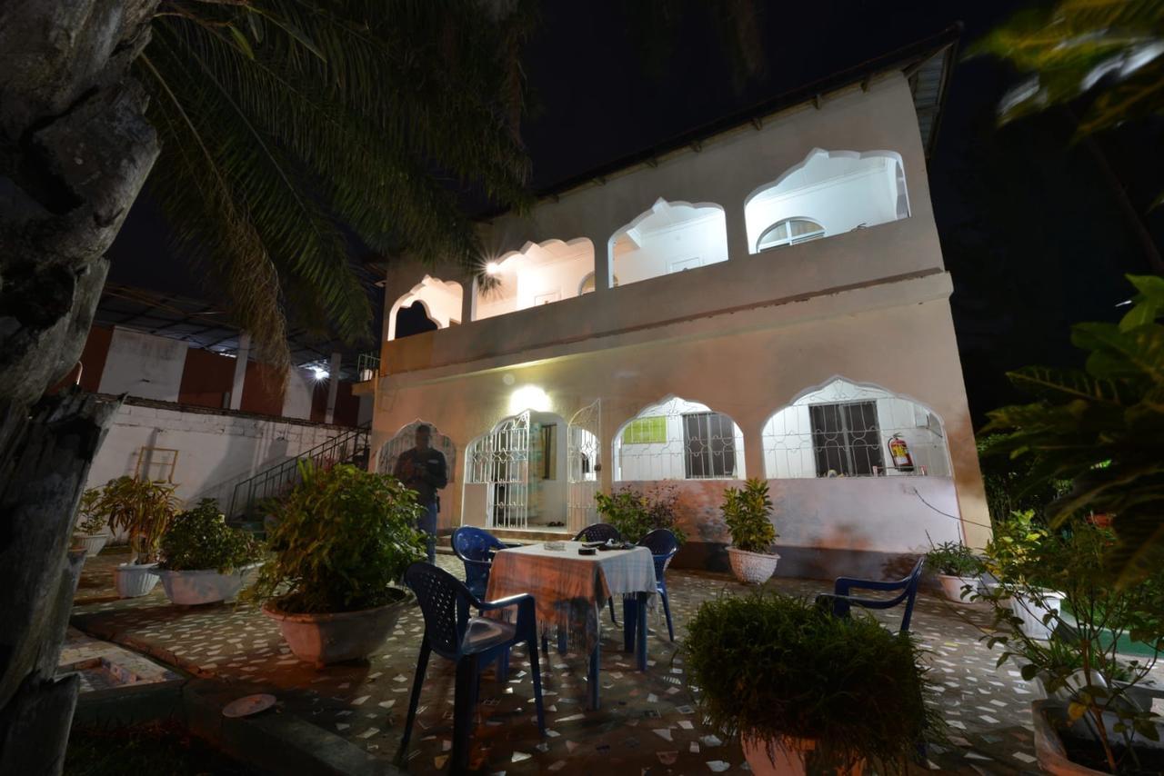 One World Village Guesthouse Bakau Luaran gambar